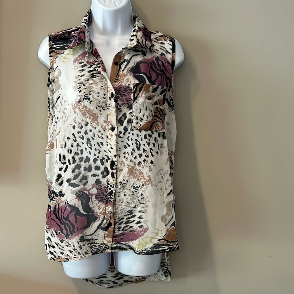 Tramp Women's Sleeveless Animal Prin Back Slit Button Up Shirt w/ Collar Small